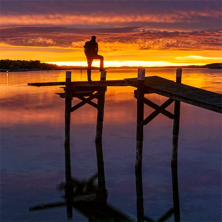 Silhouette of person looking at sunset Photographie de stock - Premium Libres de Droits, Code: 6102-08384441