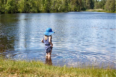 Girl at lake Photographie de stock - Premium Libres de Droits, Code: 6102-08384418