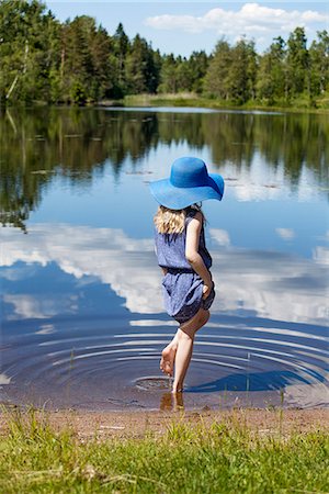 escandinavia - Girl at lake Foto de stock - Sin royalties Premium, Código: 6102-08384419