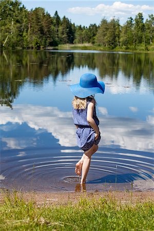 skandinavien - Girl at lake Foto de stock - Sin royalties Premium, Código: 6102-08384419