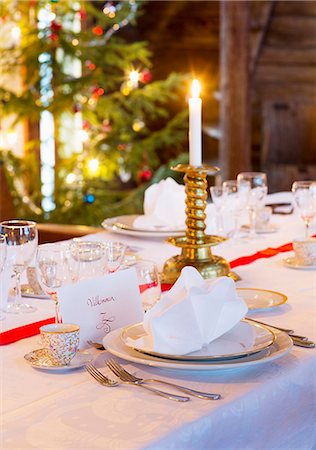 simsearch:6102-08001277,k - Christmas table setting Stock Photo - Premium Royalty-Free, Code: 6102-08384515