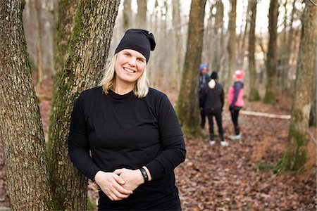 simsearch:6102-08747066,k - Smiling woman in forest Stockbilder - Premium RF Lizenzfrei, Bildnummer: 6102-08388034