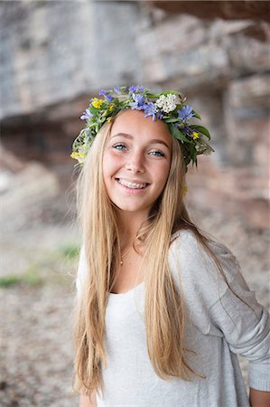 simsearch:6102-08881622,k - Smiling teenage girl wearing flower wreath Foto de stock - Sin royalties Premium, Código: 6102-08388177