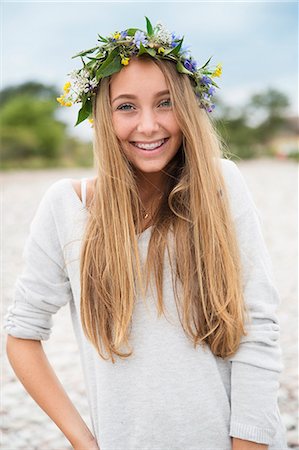 simsearch:6102-08881622,k - Smiling teenage girl wearing flower wreath Foto de stock - Sin royalties Premium, Código: 6102-08388181