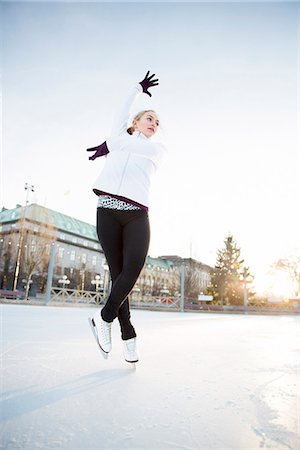 Woman figure skating Photographie de stock - Premium Libres de Droits, Code: 6102-08388100