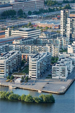 simsearch:6102-08384258,k - Aerial vie of waterfront houses Photographie de stock - Premium Libres de Droits, Code: 6102-08388124