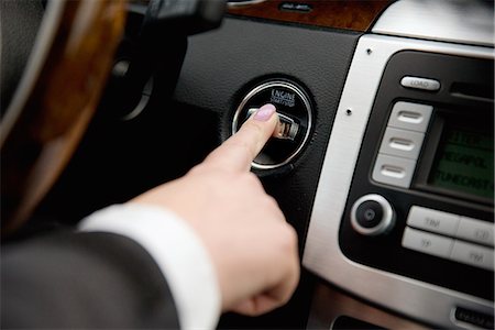 pushing car not children - Female car driver pushing button Stock Photo - Premium Royalty-Free, Code: 6102-08388255