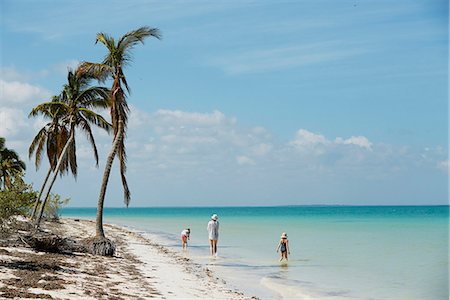 simsearch:6102-08271741,k - Woman and two girls on beach Fotografie stock - Premium Royalty-Free, Codice: 6102-08388274