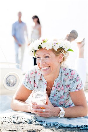 simsearch:6102-08481094,k - Smiling woman wearing flower wreath Foto de stock - Sin royalties Premium, Código: 6102-08388201