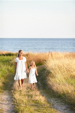 simsearch:6102-08000895,k - Mother with daughter walking at sea Fotografie stock - Premium Royalty-Free, Codice: 6102-08388362