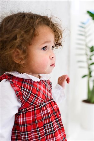 plaid christmas - Small girl wearing checked dress Foto de stock - Sin royalties Premium, Código: 6102-08388440