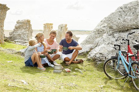 parent and teen bikes - Family having picnic Stock Photo - Premium Royalty-Free, Code: 6102-08329694