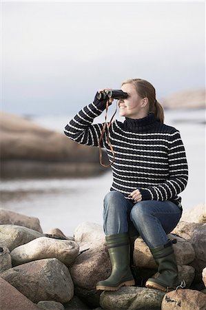 simsearch:6102-08329857,k - Woman looking at sea through binoculars Stock Photo - Premium Royalty-Free, Code: 6102-08329773