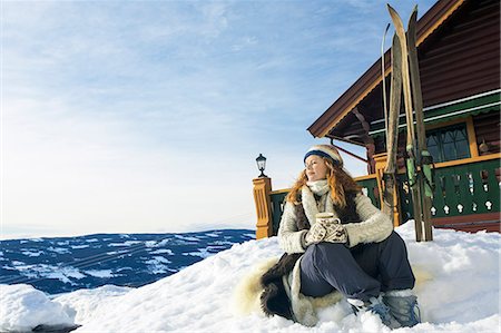 simsearch:6102-08996279,k - Woman with mug relaxing on snow Photographie de stock - Premium Libres de Droits, Code: 6102-08329726
