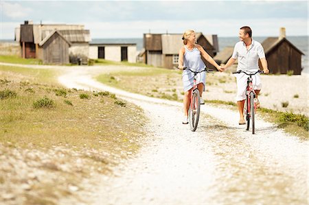 simsearch:6102-08761067,k - Couple cycling together Fotografie stock - Premium Royalty-Free, Codice: 6102-08329847