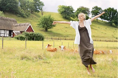 simsearch:6102-04929804,k - Woman on meadow Stock Photo - Premium Royalty-Free, Code: 6102-08329908