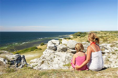 simsearch:6102-08329742,k - Mother and daughter looking at sea Stock Photo - Premium Royalty-Free, Code: 6102-08329928