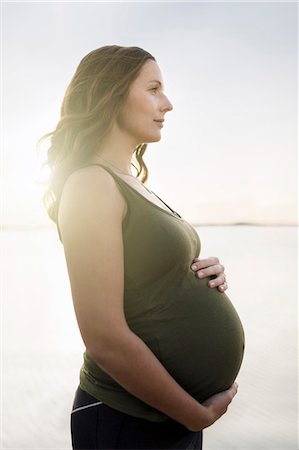 enceinte - Pregnant woman looking away Photographie de stock - Premium Libres de Droits, Code: 6102-08330097