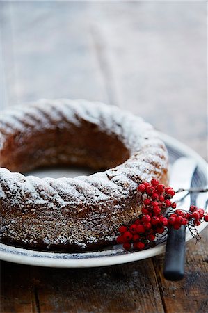 simsearch:6102-08882024,k - Cake on plate Foto de stock - Sin royalties Premium, Código: 6102-08480844