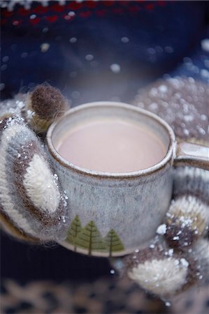 simsearch:6102-08388246,k - Hands in mittens holding mug with hot chocolate Foto de stock - Sin royalties Premium, Código: 6102-08480846