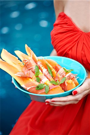 Woman holding food in bowl Foto de stock - Sin royalties Premium, Código: 6102-08480803