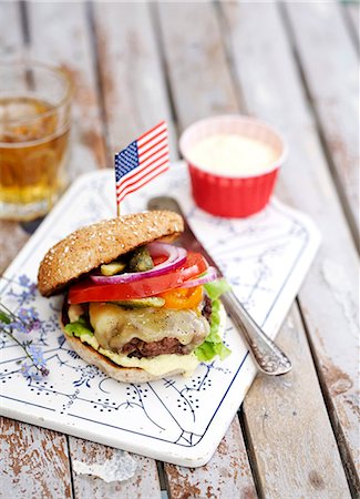 simsearch:6102-08481388,k - Burger with American flag Foto de stock - Sin royalties Premium, Código: 6102-08480817