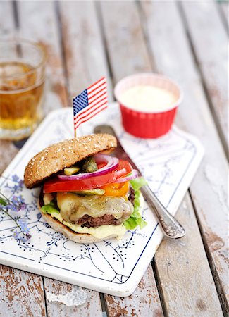 simsearch:6102-04929390,k - Burger with American flag Stockbilder - Premium RF Lizenzfrei, Bildnummer: 6102-08480817