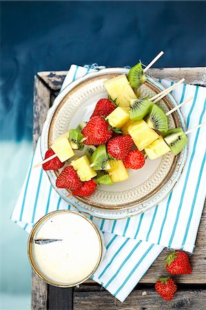 simsearch:6102-08062881,k - Fruit skewers on plate Foto de stock - Sin royalties Premium, Código: 6102-08480822