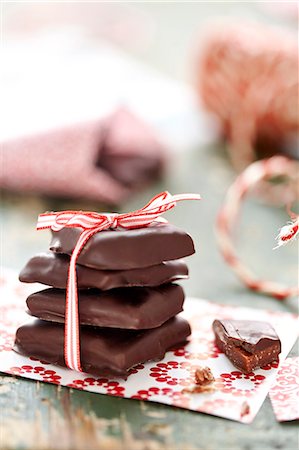 Tied chocolates Stock Photo - Premium Royalty-Free, Code: 6102-08480825