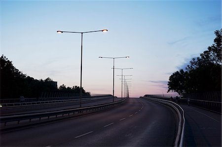 simsearch:6102-08481168,k - Lights above highway at dusk Foto de stock - Royalty Free Premium, Número: 6102-08480978