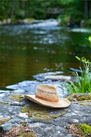 Straw hat at water Photographie de stock - Premium Libres de Droits, Code: 6102-08480922