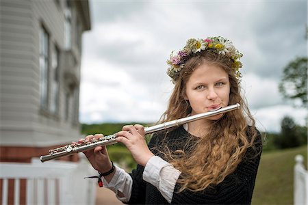 flûte (instrument) - Girl playing transverse flute Photographie de stock - Premium Libres de Droits, Code: 6102-08481098