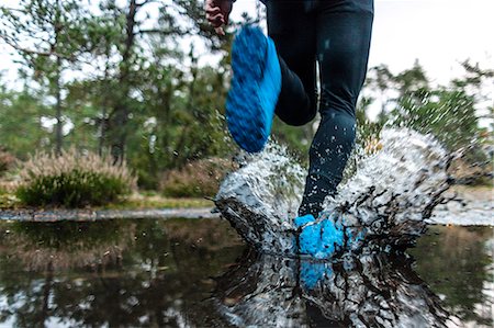 Person running through water Photographie de stock - Premium Libres de Droits, Code: 6102-08481013