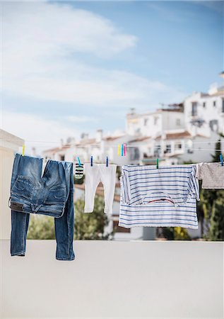 sécher - Laundry on balcony Photographie de stock - Premium Libres de Droits, Code: 6102-08481024