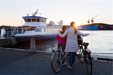 simsearch:6102-08481168,k - Mother with daughter looking at ferry Foto de stock - Royalty Free Premium, Número: 6102-08481151