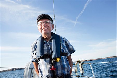 rudder - Senior man on boat Foto de stock - Sin royalties Premium, Código: 6102-08481195