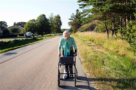 simsearch:6102-08270827,k - Senior woman with walking frame Stockbilder - Premium RF Lizenzfrei, Bildnummer: 6102-08481196