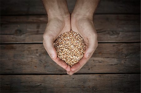 Oat flakes in mans hands, close-up Photographie de stock - Premium Libres de Droits, Code: 6102-08481133