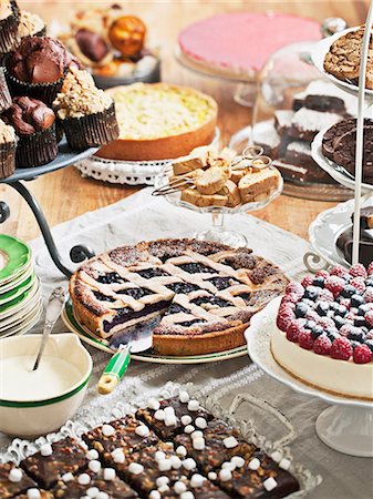 simsearch:6102-08882024,k - Variety of cakes on table Foto de stock - Sin royalties Premium, Código: 6102-08481243