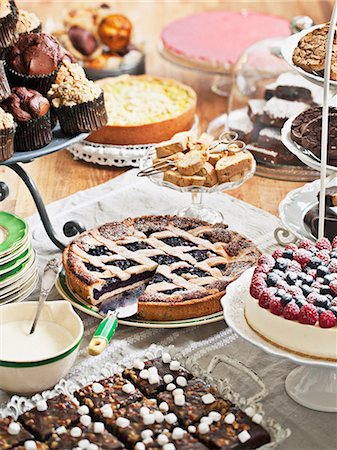 simsearch:6102-08481232,k - Variety of cakes on table Photographie de stock - Premium Libres de Droits, Code: 6102-08481243