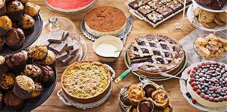 simsearch:6102-08882024,k - Variety of cakes on table Foto de stock - Sin royalties Premium, Código: 6102-08481242