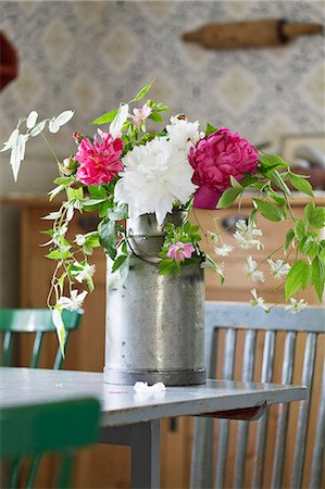 Flowers in bucket on table Photographie de stock - Premium Libres de Droits, Code: 6102-08481256