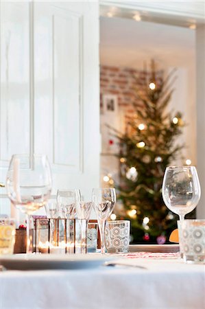 simsearch:6102-08882333,k - Table set for Christmas meal Foto de stock - Sin royalties Premium, Código: 6102-08481264