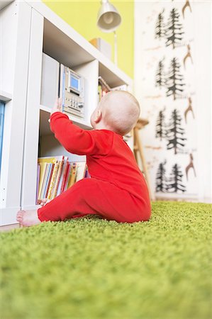 stereo - Baby sitting near bookshelf Photographie de stock - Premium Libres de Droits, Code: 6102-08481266