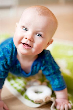 simsearch:6102-03867771,k - Smiling baby looking at camera Stockbilder - Premium RF Lizenzfrei, Bildnummer: 6102-08481270