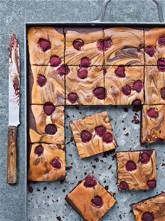 simsearch:6102-08882024,k - Chocolate cake with raspberries Foto de stock - Sin royalties Premium, Código: 6102-08481230