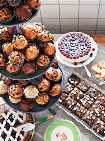 simsearch:6102-08882024,k - Variation of sweet cakes on table Foto de stock - Sin royalties Premium, Código: 6102-08481237