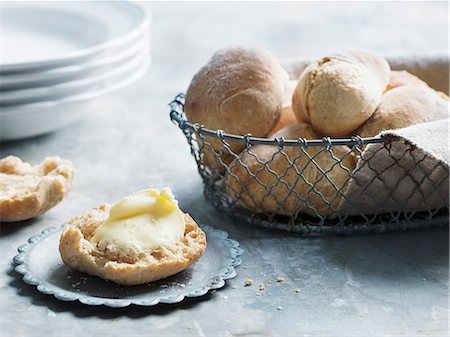 panier - Bun with butter on table Photographie de stock - Premium Libres de Droits, Code: 6102-08481394