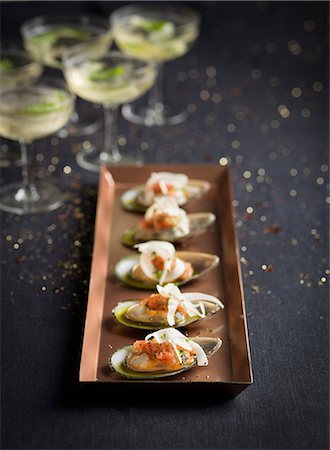 simsearch:6102-08882254,k - Mussels on tray and wine glasses Foto de stock - Sin royalties Premium, Código: 6102-08481396