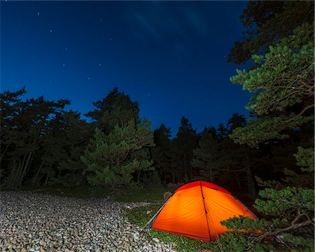Orange tent in forest at night Photographie de stock - Premium Libres de Droits, Code: 6102-08481313